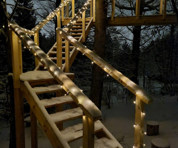 Nasvietené schodisko v noci pokryté snehom v zime