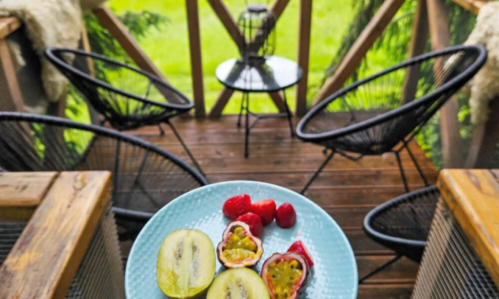 Jedinečné raňajky s výhľadom na lesy turčianskej kotliny na terase domčeka Bystreečka