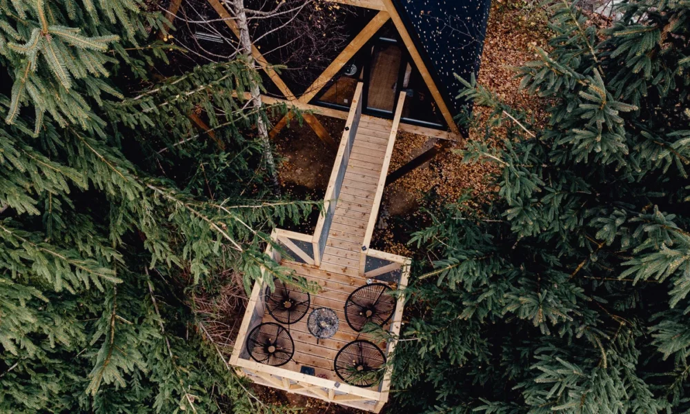Pohľad na terasu domčeky Bystreečka z dronu z výšky