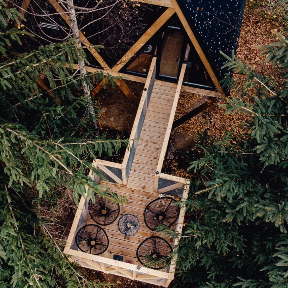 Pohľad na terasu domčeky Bystreečka z dronu z výšky